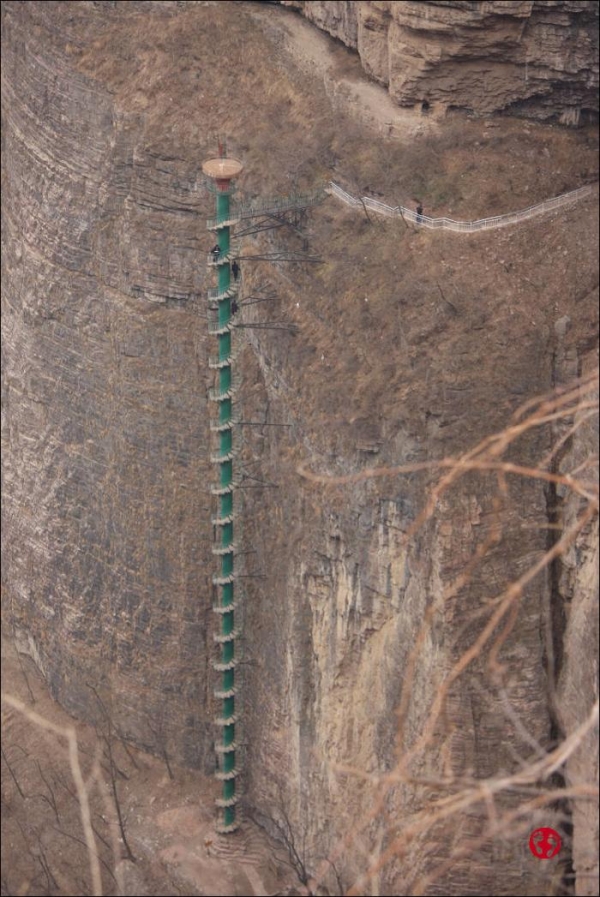 Винтовая лестница в горах Китая
