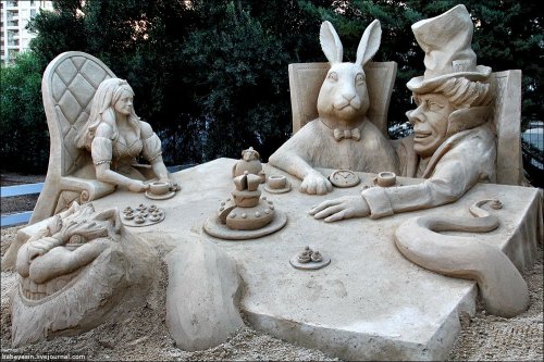 Летний фестиваль песчаной скульптуры «Сказки из песка» в Тель-Авиве.
