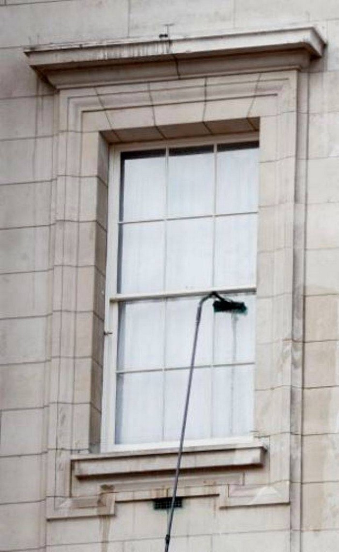 Зачем рисковать своей жизнью, пытаясь помыть окна на большой высоте, всё гениально и просто (3 фото)
