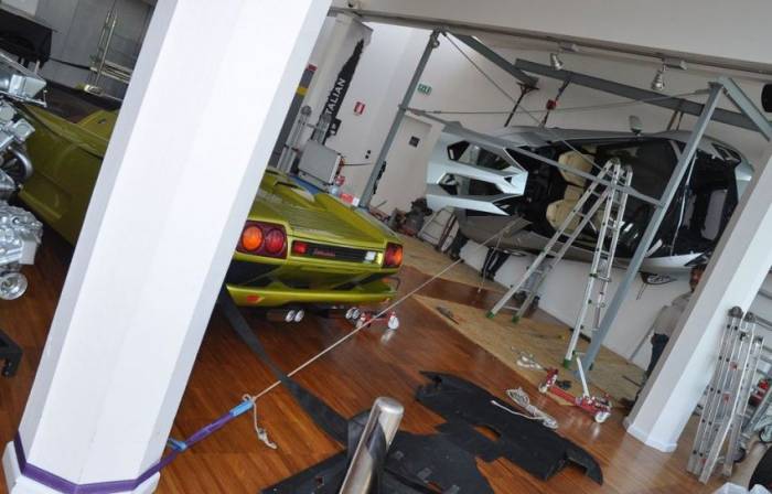 Lamborghini повесили на стену (7 фото)
