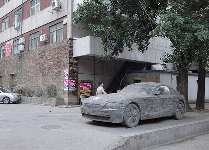 Каменная статуя BMW Z4 в Пекине (6 фото)
