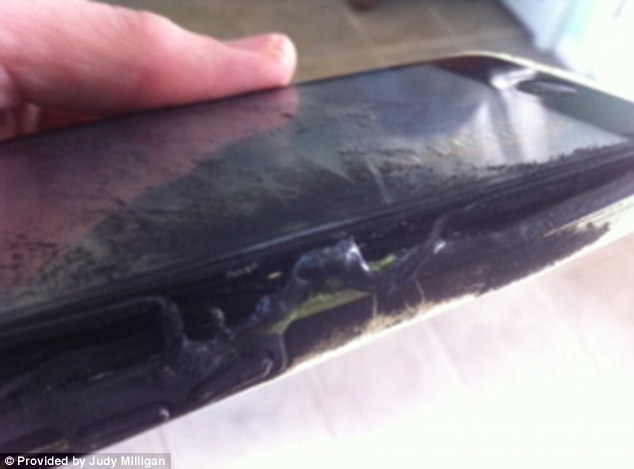 У школьницы загорелся iPhone 5с в кармане
