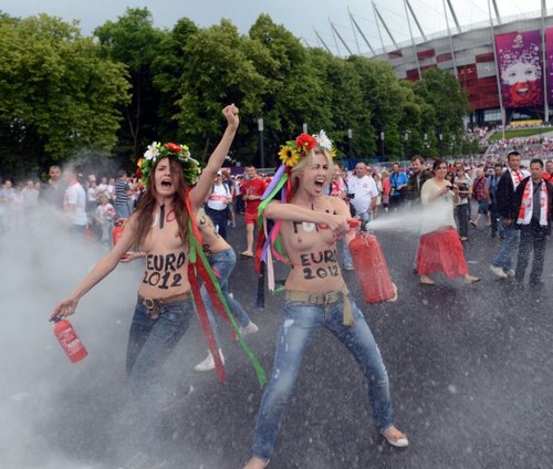 Евро 2012 – фото фанатов (55 фото + видео скандальных FEMEN)
