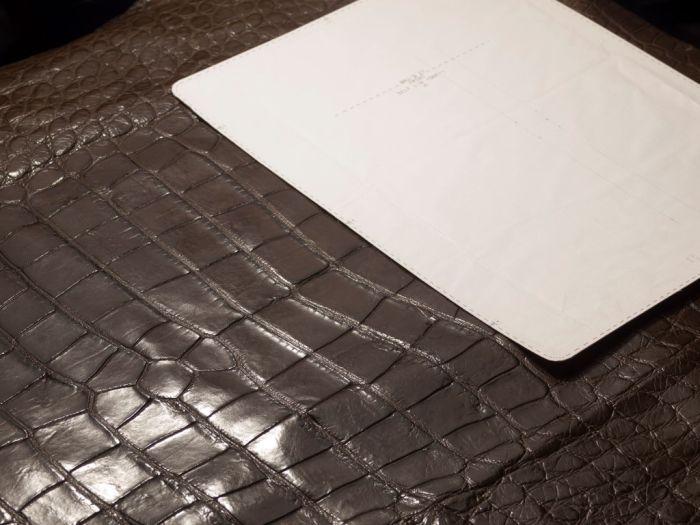 Интересный фотоотчет о том, как вручную делают портфели из натуральной крокодильей кожи
