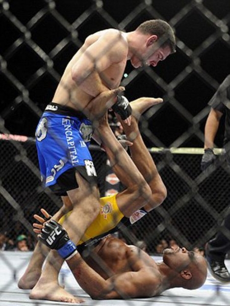 Бойцы MMA бьют так сильно, что порой ломают ноги
