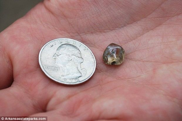 Мальчик, гуляя в парке, нашел алмаз в пять карат
