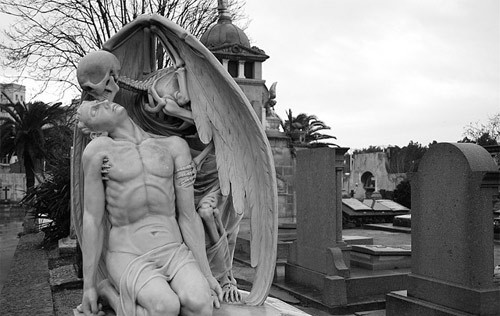 Статуя Поцелуй смерти на старом кладбище в Барселоне ( 8 фото )
