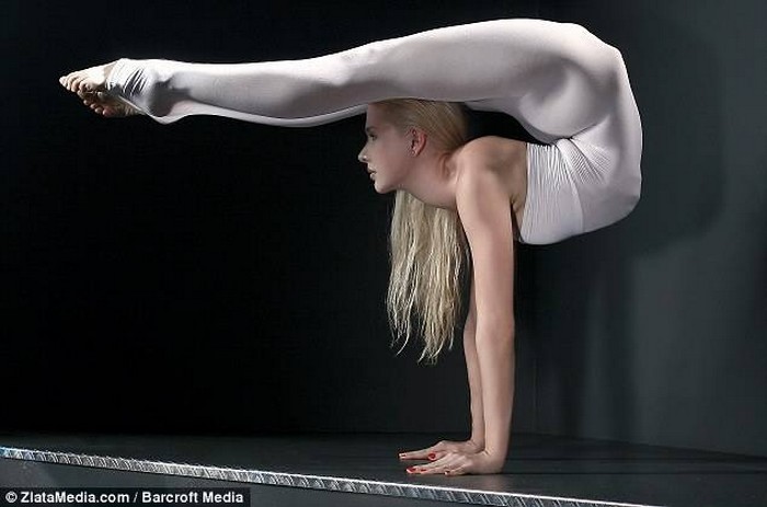 27-летняя россиянка получила звание самой гибкой женщины мира (11 фото)
