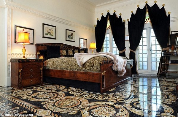 Поклонники Джанни Версаче могут приобрести его роковой особняк всего за $125 млн
