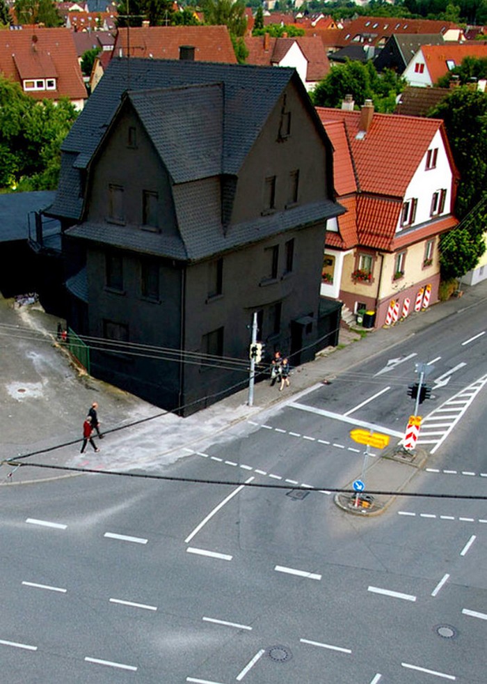 Чёрный - чёрный дом в Германии
