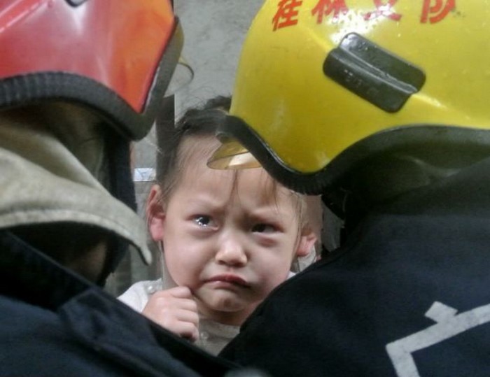Трехлетняя девочка провисела на ушах в ожидании пожарных
