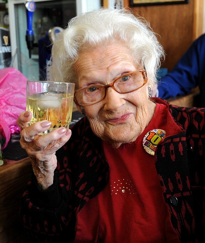 Британка призналась, что дожить до 100 лет ей помогли полмиллиона сигарет и виски
