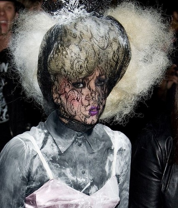 Самые сумасшедшие, самые экстравагантные, самые изумительные наряды Леди Гаги ( 40 фото )
