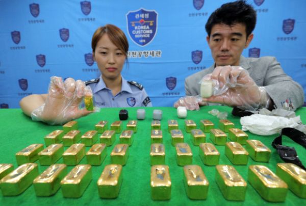 Девять тайваньцев выкакали на таможне 60 кг золота
