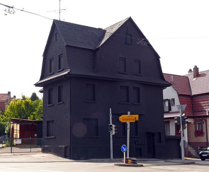 Чёрный - чёрный дом в Германии
