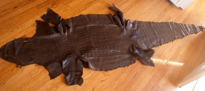 Интересный фотоотчет о том, как вручную делают портфели из натуральной крокодильей кожи
