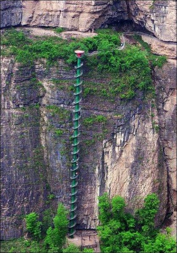 Винтовая лестница в горах Китая
