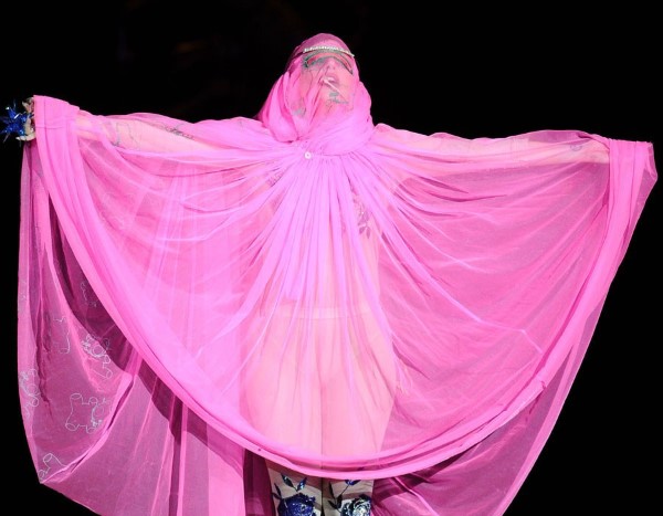 Самые сумасшедшие, самые экстравагантные, самые изумительные наряды Леди Гаги ( 40 фото )
