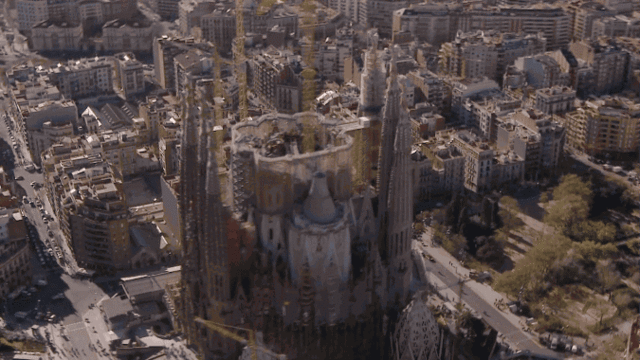 Удивительное видео завершающей стадии строительства Храма Святого Семейства в Барселоне

