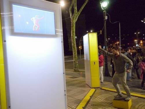 В Барселоне, прямо на улице, стоит 3D принтер, который делает тебе фигурку-сувенир из тебя самого

