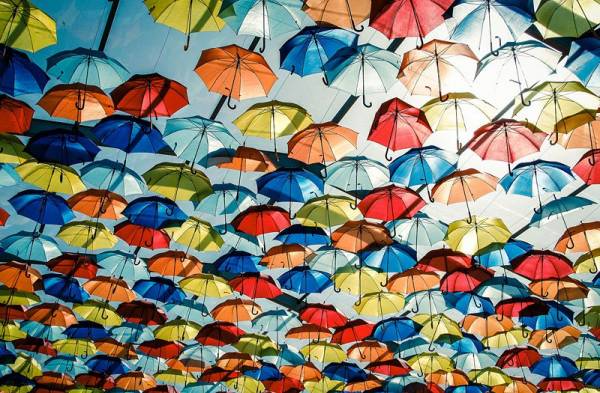 Разноцветные зонтики на улицах Португалии
