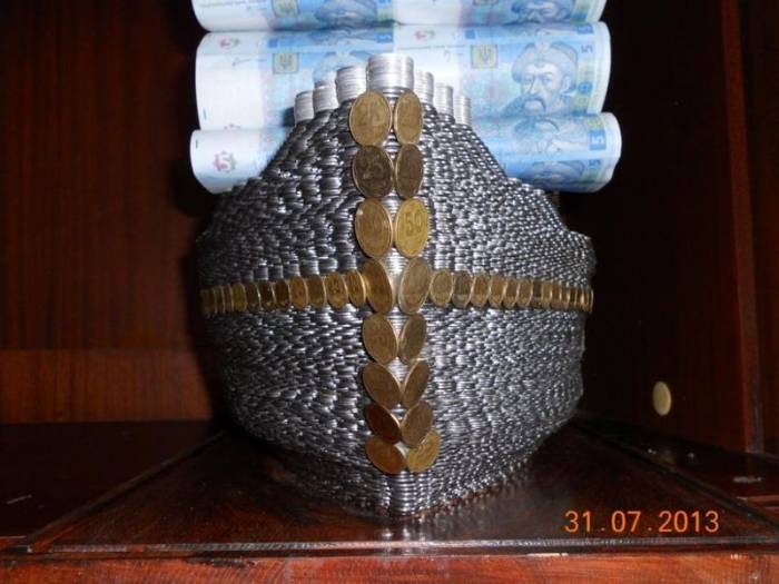 Кораблик из 17000 монет украинских денег, весом 30 кг
