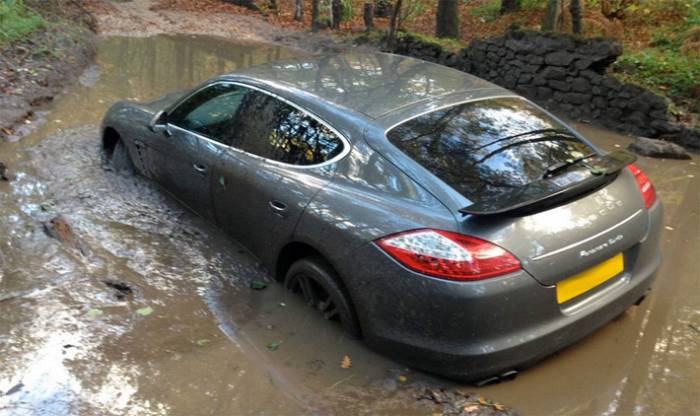Навигационная система Porsche Panamera завела 20-летнего футболиста в болото
