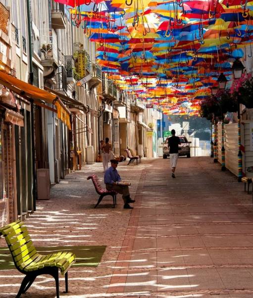 Разноцветные зонтики на улицах Португалии
