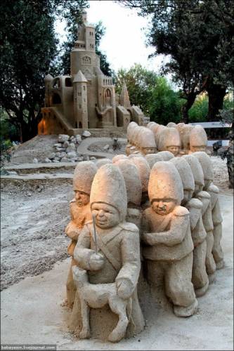 Летний фестиваль песчаной скульптуры «Сказки из песка» в Тель-Авиве.

