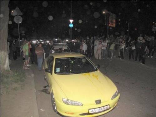 Самосуд пешеходов над пьяным водителем в Киеве ( 5 фото + видео )
