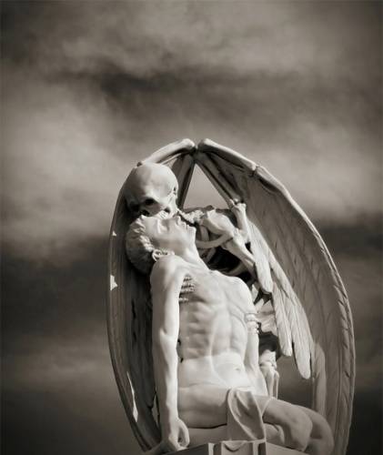 Статуя Поцелуй смерти на старом кладбище в Барселоне ( 8 фото )
