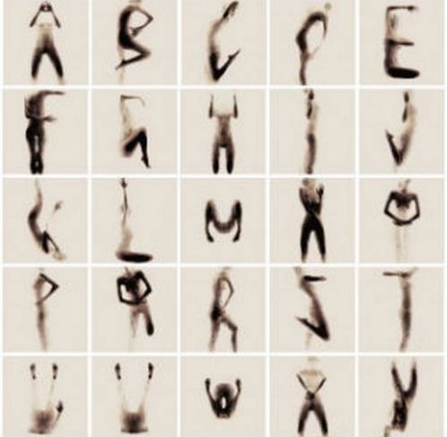 Алфавит при помощи обнаженного женского тела
