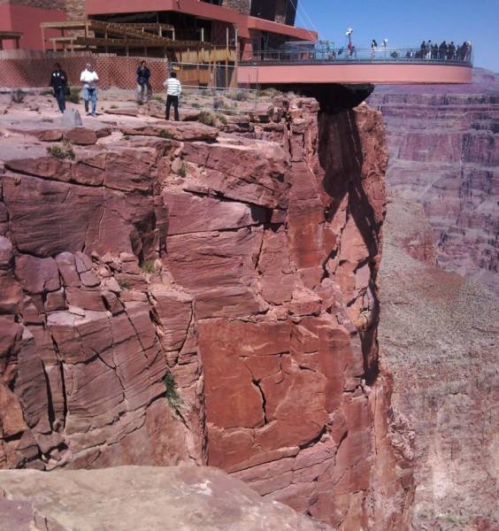Grand Canyon SkyWalk - стеклянный мост в форме подковы, парящий на высоте более 1 километра от дна ущелья (15 фото)
