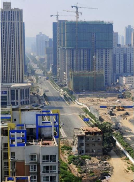 Китайская семья живет посреди магистрали (4 фото)
