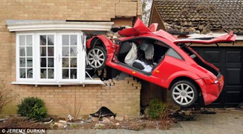 Британский летящий Audi TT протаранил жилой дом
