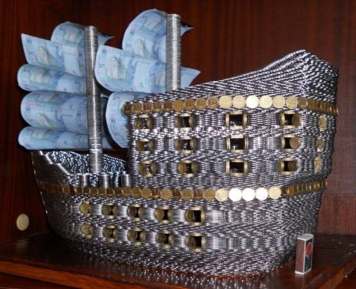 Кораблик из 17000 монет украинских денег, весом 30 кг

