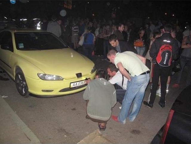 Самосуд пешеходов над пьяным водителем в Киеве ( 5 фото + видео )
