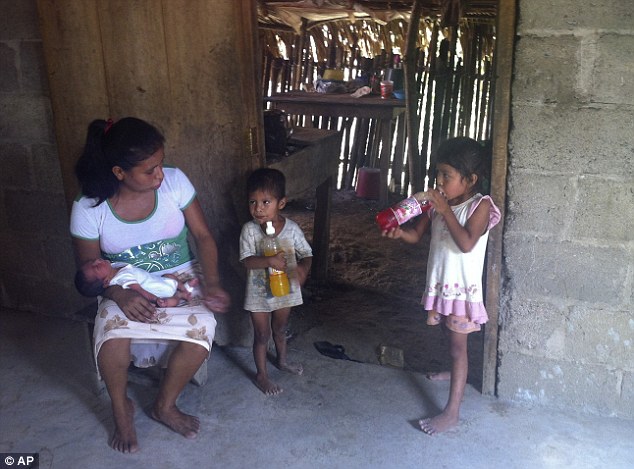 Ужасы мексиканского здравоохранения,девушке пришлось рожать на газоне
