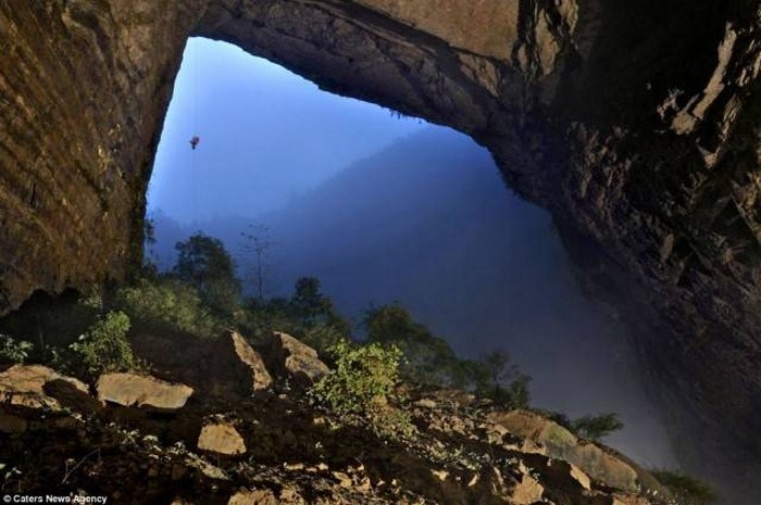 В Китае нашли огромную пещеру - целый мир! (10 фото)
