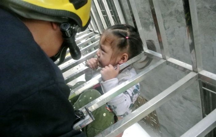 Трехлетняя девочка провисела на ушах в ожидании пожарных
