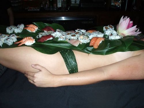 Ниотаимори: стол для суши из женского тела (20 фото)
