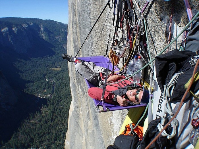 Как ночуюют альпенисты на отвесных скалах парка Йосемити
