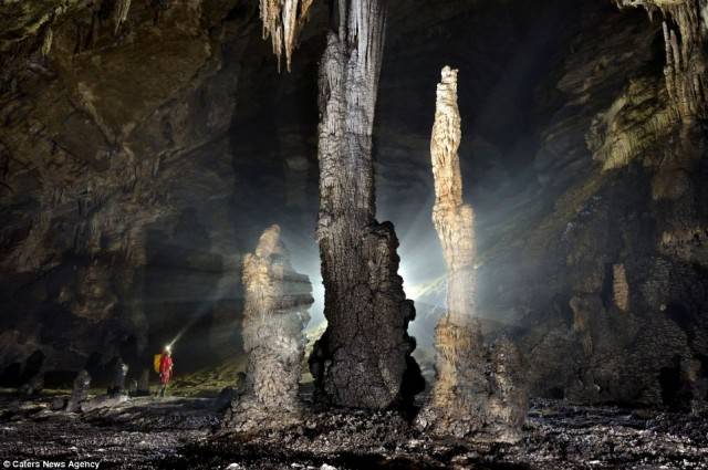 В Китае нашли огромную пещеру - целый мир! (10 фото)
