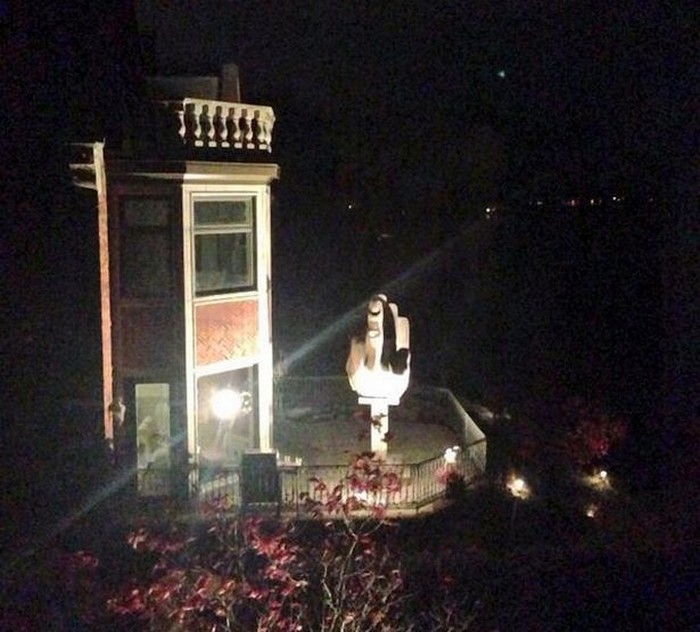 Привет бывшей жене с балкона дома напротив (4 фото)
