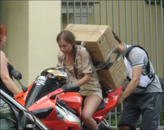 Интересная задача: есть мотоцикл, есть девушка и есть системный блок, который нужно отвести домой. Вопрос: как это все совместить?
