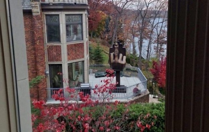 Привет бывшей жене с балкона дома напротив (4 фото)
