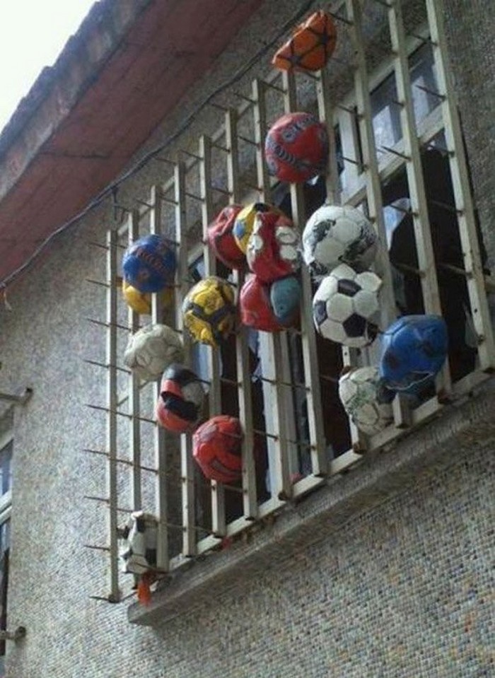 Как защитить свои окна от футбольного мяча
