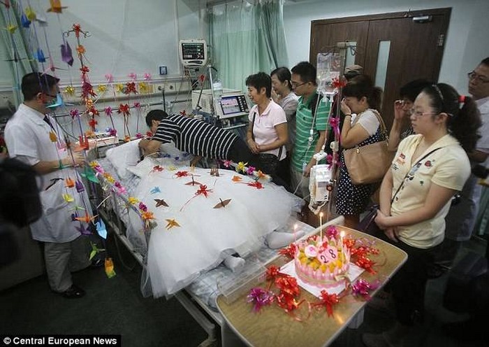 Китаец стал вдовцом через два часа после свадьбы (4 фото)
