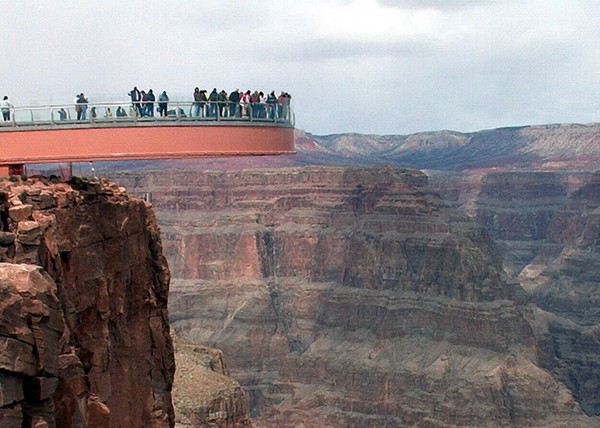 Grand Canyon SkyWalk - стеклянный мост в форме подковы, парящий на высоте более 1 километра от дна ущелья (15 фото)
