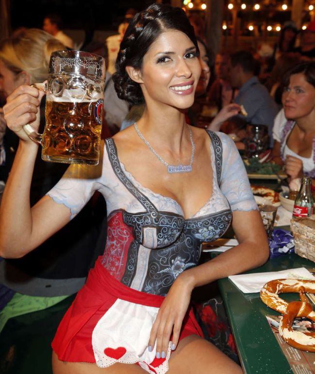 Шикарный бодиарт в честь немецкого фестиваля пива Октоберфест (11 фото)
